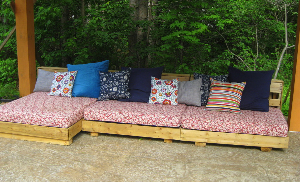 pallet patio furniture upcycle DIY outdoor couch