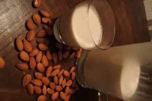 healthy homemade almond milk vegan sugar-free dairy-free minimalist