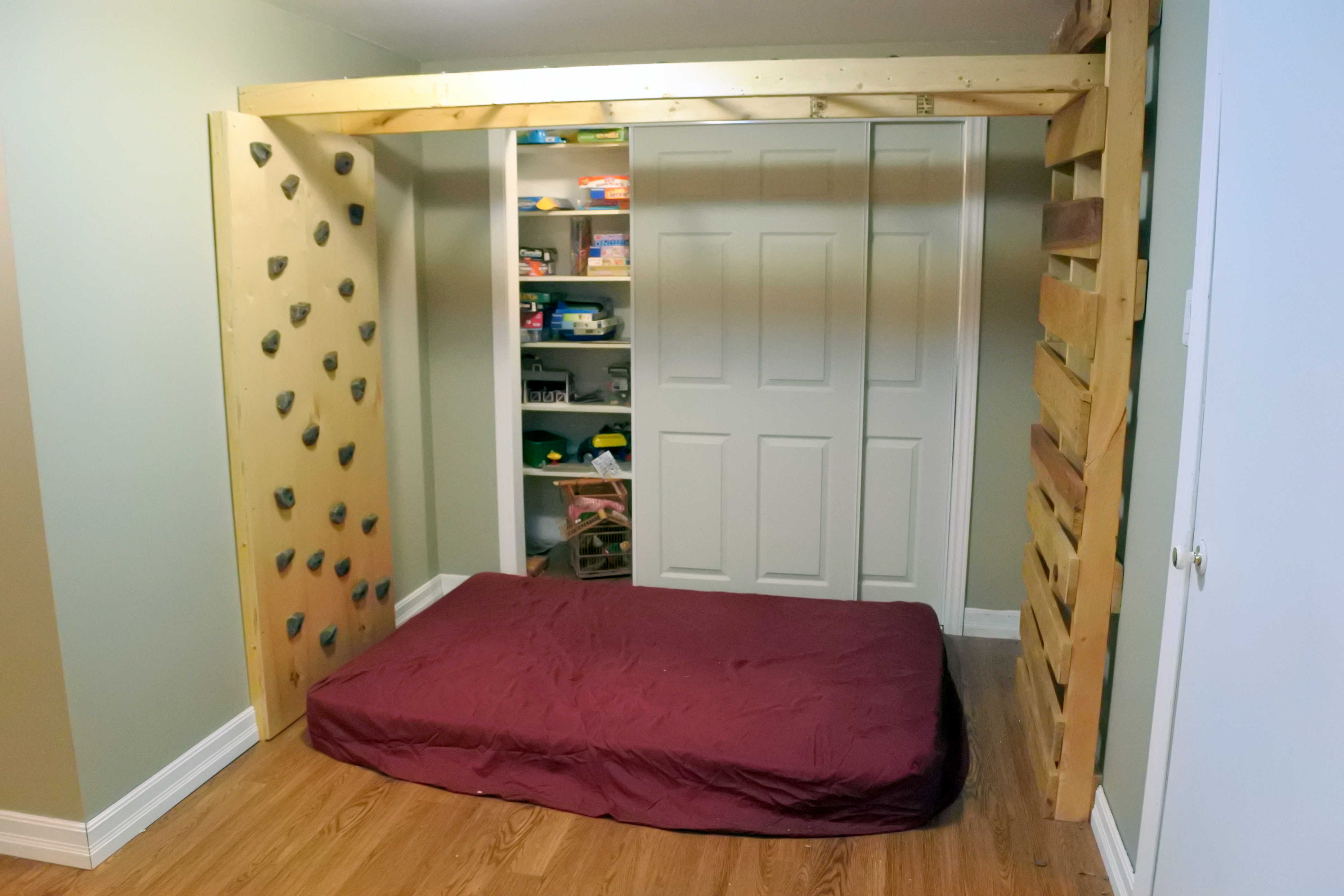#indoorjunglegym DIY monkey bars indoor playground climbing wall storage closet pallet upcycle